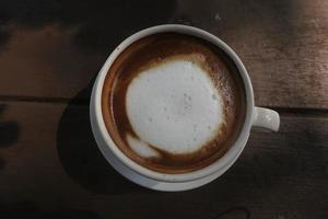 uma xícara de café com leite foto