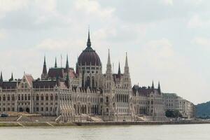 edifício do parlamento de budapeste foto