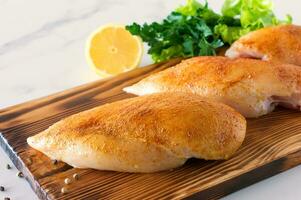 peitos de frango cru com verduras e tomates prontos para cozinhar. comida dietética foto