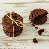 preso de biscoitos de brownie de chocolate em fundo de madeira. pastelaria fresca caseira. foto