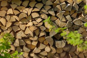 close-up de lenha empilhada. armazenamento de lenha, estoques de toras de madeira. registro na aldeia. estilo de vida rústico. textura de madeira. foto