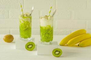 alimentação saudável - batido de vitamina verde com kiwi, banana e outras frutas e legumes. bebida saudável de desintoxicação para energia e bem-estar foto