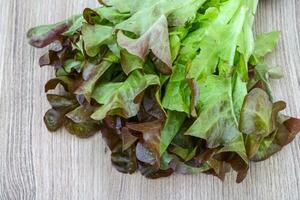 salada de carvalho em fundo de madeira foto