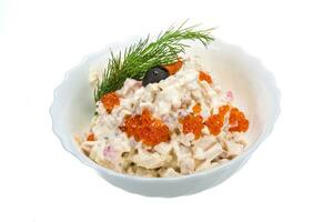 salada de frutos do mar em uma tigela no fundo branco foto