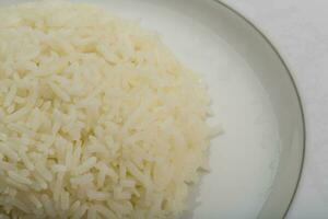 arroz cozido em branco foto
