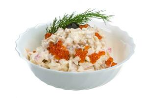salada de frutos do mar em uma tigela no fundo branco foto