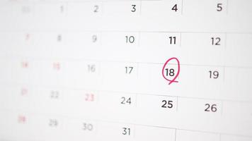 marca de círculo vermelho no dia 18 na data do calendário conceito de reunião de planejamento de negócios foto