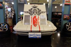 batu, java oriental, indonésia - 10 de agosto de 2022, corvette stingray, chevrolet, 1962, carro branco antigo no museu angkut foto