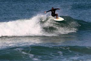 surfando em ondas altas no mar mediterrâneo no norte de israel. foto