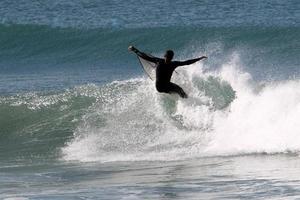 surfando em ondas altas no mar mediterrâneo no norte de israel. foto