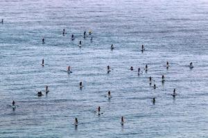 surfando em ondas altas no mar mediterrâneo no norte de israel. foto