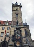praga, república checa, 2020. vista da torre e do relógio. foto