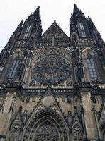 praga, república checa, 2020. vista da catedral gótica. foto