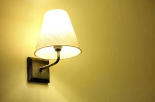 lâmpada na parede foto