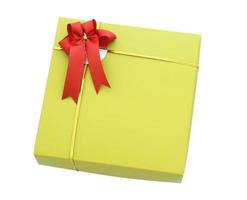 caixa de presente de ouro com laço de fita vermelha isolada em branco com traçado de recorte foto