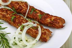 kebab de carne no prato foto