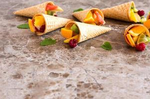 cones de waffle de frutas em uma mesa de mármore. Alimentação saudável. foto