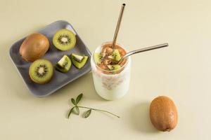 comida saudável - smoothie orgânico com kiwi e outras frutas e legumes. detox é uma bebida saudável para energia e bom humor. foto