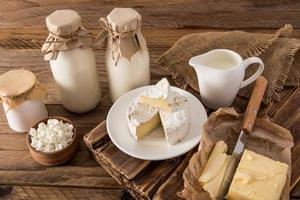 produtos de origem animal, produtos lácteos cultivados em uma mesa de madeira marrom. foto