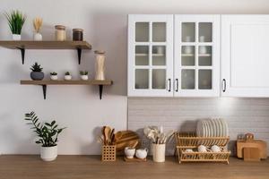 vista frontal de uma bancada de cozinha moderna com utensílios de cozinha caseiros. plantas verdes em vasos. conceito de decoração de cozinha. foto