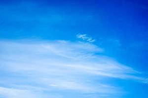 nuvens brancas no céu azul com espaço de cópia para fundo de banner ou papel de parede. conceito de liberdade foto