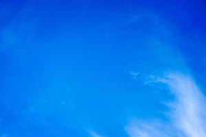 nuvens brancas no céu azul com espaço de cópia para fundo de banner ou papel de parede. conceito de liberdade foto