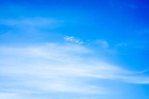 nuvens brancas no céu azul com espaço de cópia para fundo de banner ou papel de parede. conceito de liberdade foto