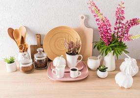 o interior da bancada da cozinha com elementos decorativos para criar aconchego na cozinha. flores em um vaso, abóboras de cor branca. foto