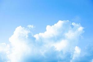 nuvens brancas com fundo de céu azul em um dia brilhante com espaço de cópia para texto ou banner para site foto