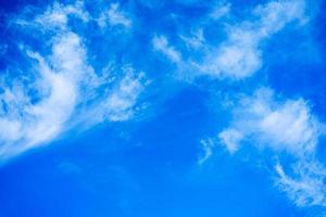 natural de nuvens brancas no céu azul com espaço de cópia para fundo de banner ou papel de parede. conceito de liberdade foto