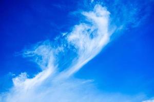 lindas nuvens brancas no céu azul com espaço de cópia para fundo de banner ou papel de parede. conceito de liberdade foto