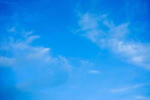 beleza nuvem branca e céu azul claro em fundo de textura de dia ensolarado. copie o espaço para banner ou papel de parede, design, texto foto