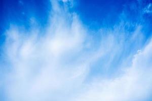 lindas nuvens brancas no céu azul com espaço de cópia para fundo de banner ou papel de parede. conceito de liberdade foto