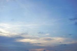 nuvens suaves e céu azul com espaço de cópia para fundo de banner ou papel de parede foto