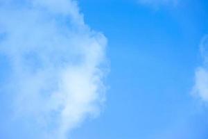 vista do maravilhoso fundo de céu e nuvens bue com espaço de cópia para papel de parede ou banner foto