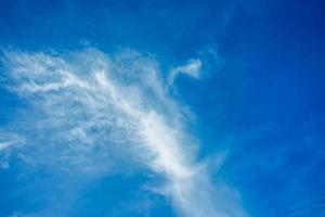 resumo de nuvens brancas sobre fundo de textura de céu azul com espaço de cópia para banner foto