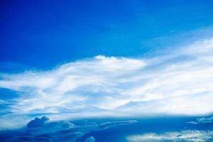 natural de nuvens brancas no céu azul com espaço de cópia para fundo de banner ou papel de parede. conceito de liberdade foto