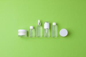 produtos cosméticos para cuidados com a pele em fundo verde. postura plana, copie o espaço foto