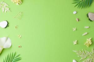 fundo cosmético com flores, musgo e pedra em verde. postura plana, copie o espaço foto