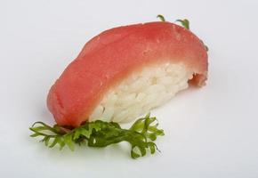 vista de prato de sushi de atum foto