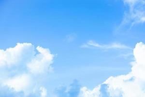 nuvens brancas com fundo de céu azul em um dia brilhante com espaço de cópia para texto ou banner para site foto