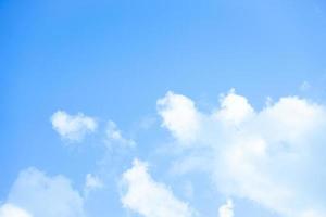ar fresco com fundo de céu azul e nuvens com espaço de cópia para papel de parede ou banner