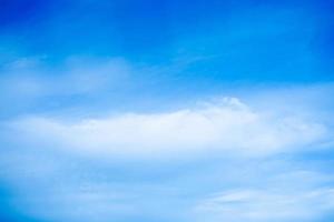 lindas nuvens brancas no céu azul com espaço de cópia para fundo de banner ou papel de parede. conceito de liberdade foto