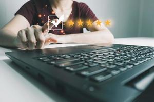 avaliação de satisfação do cliente classificação de 5 estrelas por notebook, o usuário recebeu um excelente serviço, revise o serviço mais bem avaliado, a melhor atenção, impressionou o serviço muito bom, feedback do hóspede foto