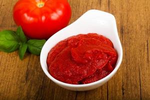 vista de prato de pasta de tomate foto