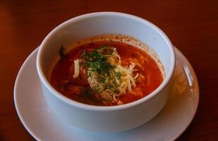 vista de prato de sopa de tomate foto