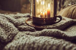 vela acesa em uma jarra de vidro. imagens relacionadas ao hygge de um quarto com velas acesas e um relaxamento de calor aconchegante mais doce foto