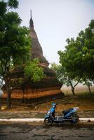 vista de rua dos antigos pagodes em old bagan, uma antiga cidade localizada na região de mandalay de mianmar foto