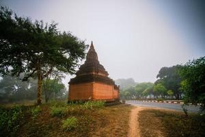 pagodes antigos em bagan antigo, uma cidade antiga localizada na região de mandalay de mianmar foto
