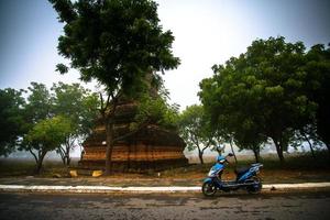 vista de rua dos antigos pagodes em old bagan, uma antiga cidade localizada na região de mandalay de mianmar foto